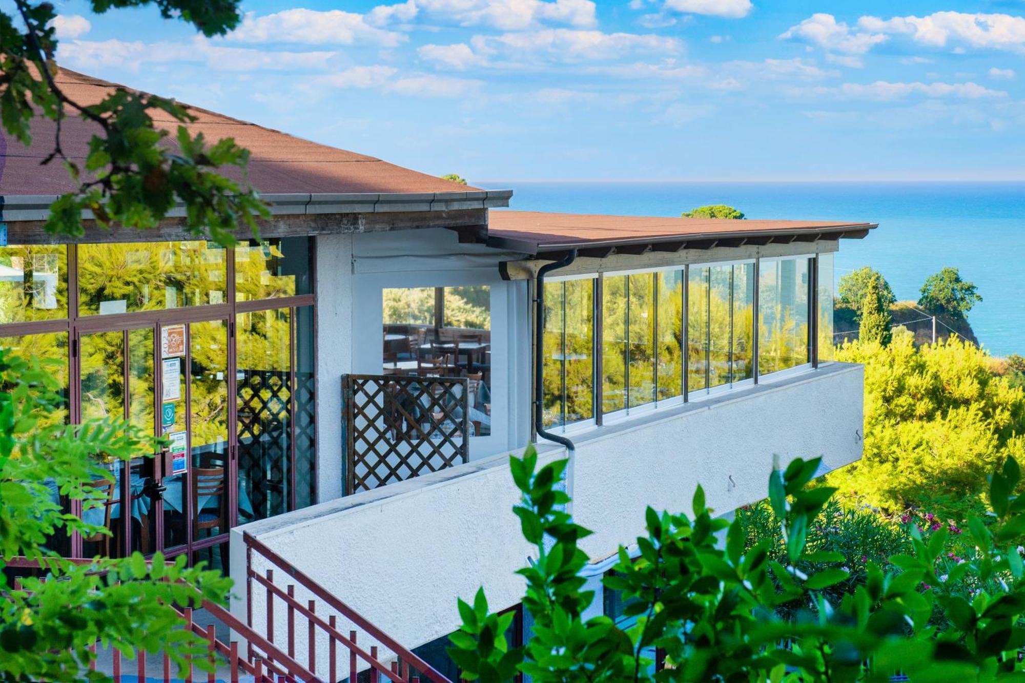 Centro Vacanze Mirage Torre di Palme Екстериор снимка